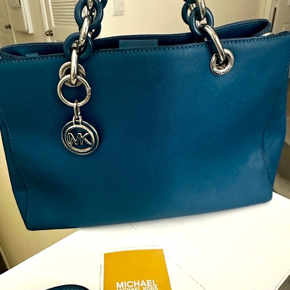 Michael Kors - Cynthia Bag - Picture 4 of 9